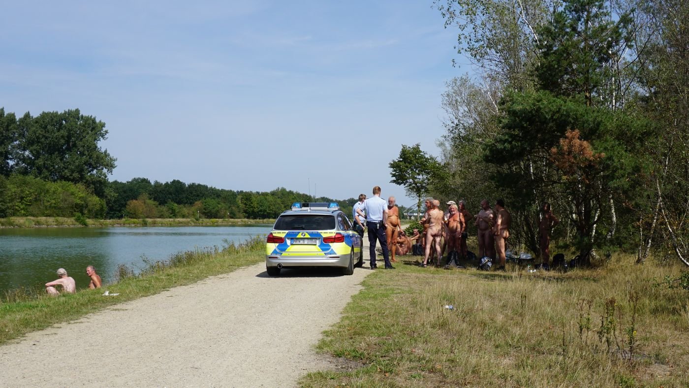Fr 23: Zur Rast am Mittellandkanal erhielten wir erneut Polizeibesuch[en]Fr 23: During the lunch break at the Mittellandkanal, we got a police visit again [nl]Vr 23-8: Bezoek van de politie tijdens de pauze aan het Mittelland-Kanaal [fr]Ven 23 : Nous avons reçu une autre visite de police pour nous reposer sur le canal du Mittelland