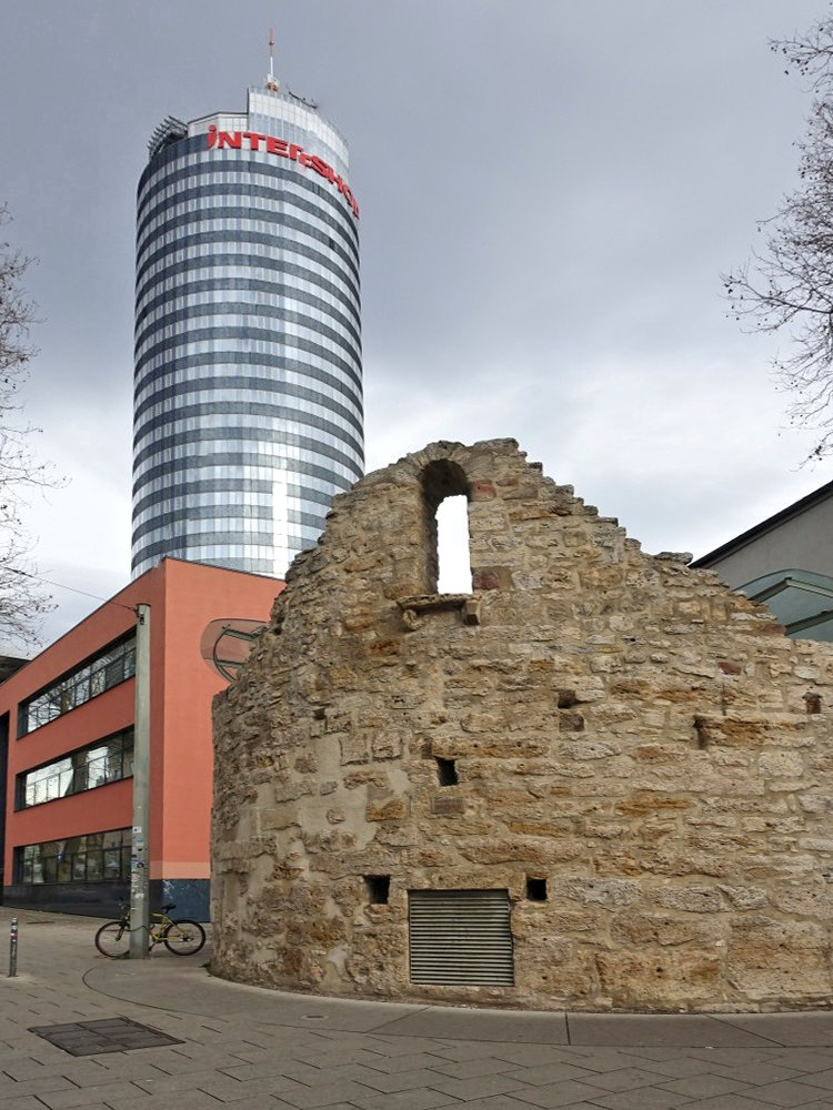 Jenas Wahrzeichen: Anatomieturm (Ruine) und JenTower Jenas Wahrzeichen: Anatomieturm (Ruine) und JenTower