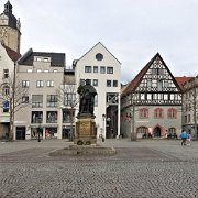 Im Zentrum des historischen Marktplatzes: Das Standbild des Kurfürsten Johann Friedrich[fr]Au centre de la place du marché historique : la statue de l'électeur Johann Friedrich[en]In the centre of the historic market place: the statue of Elector Johann Friedrich[nl]Midden op het historische Marktplein staat een standbeeld voor kuurvorst Johann Friedrich de Goedige