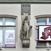 Fassadenskulptur - im Zeichen der Gesundheit[fr]Sculpture de façade - sous le signe de la santé[en]Facade sculpture - under the sign of health[nl]Beeldhouwwerk aan de gevel van een apotheek in het teken van de gezondheid