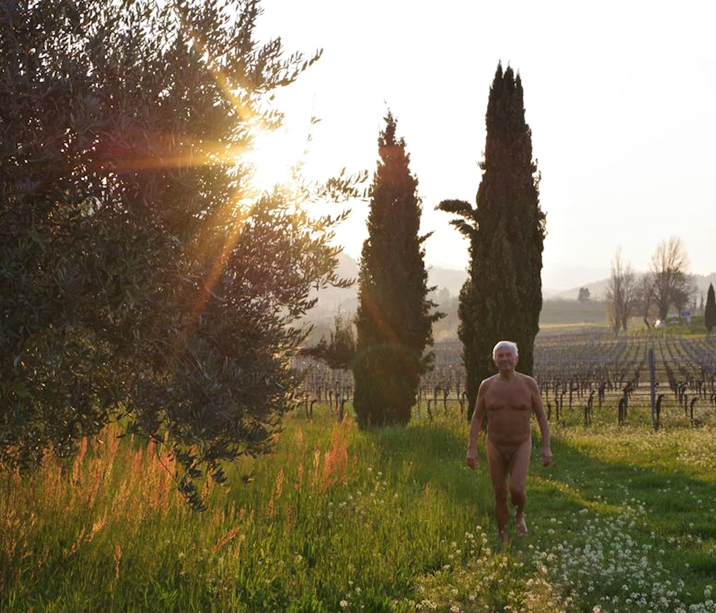 Die Morgensonne erlaubt einen Spaziergang, ohne andere Menschen zu treffen