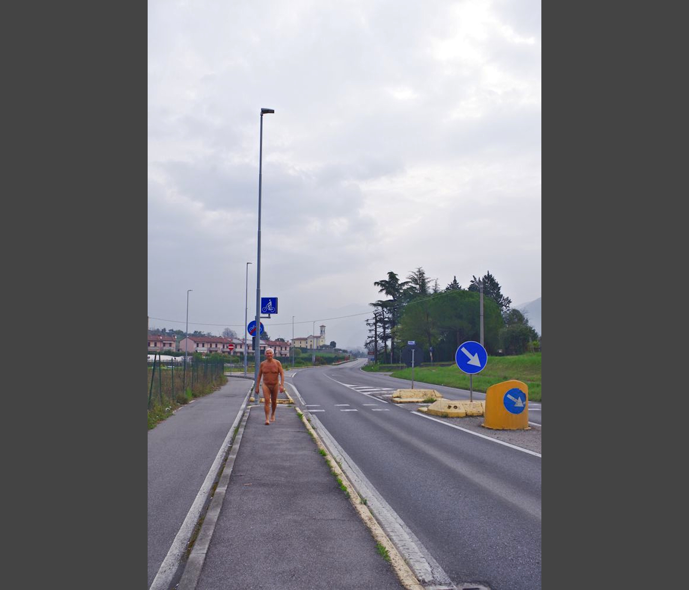 Sonntagmorgen, die Carabinieri frühstücken noch, und einer geht seinen Weg