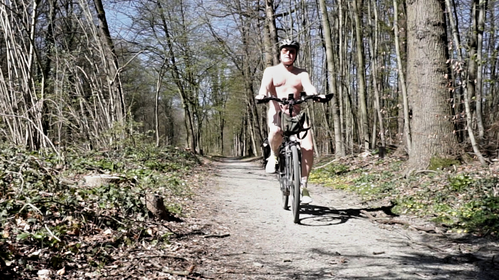 Radeln auf einem Waldweg Radeln auf einem Waldweg