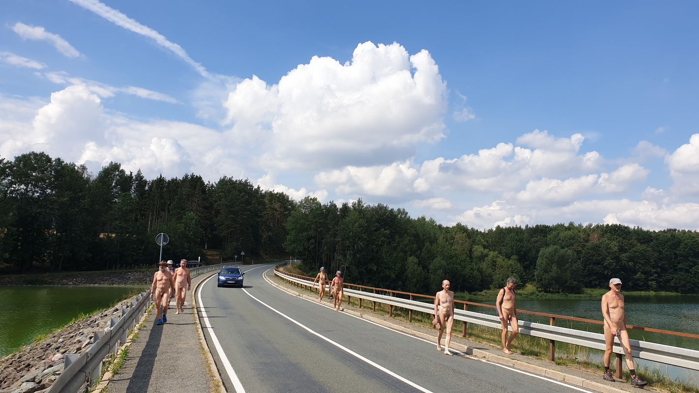Wandern beidseits der Straße