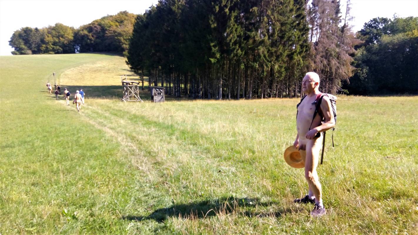 Lange Schatten wirft die fast herbstliche Sonne am späten Vormittag zu Beginn der Wanderung - Foto: Bernd Lange Schatten wirft die fast herbstliche Sonne am späten Vormittag zu Beginn der Wanderung - Foto: Bernd