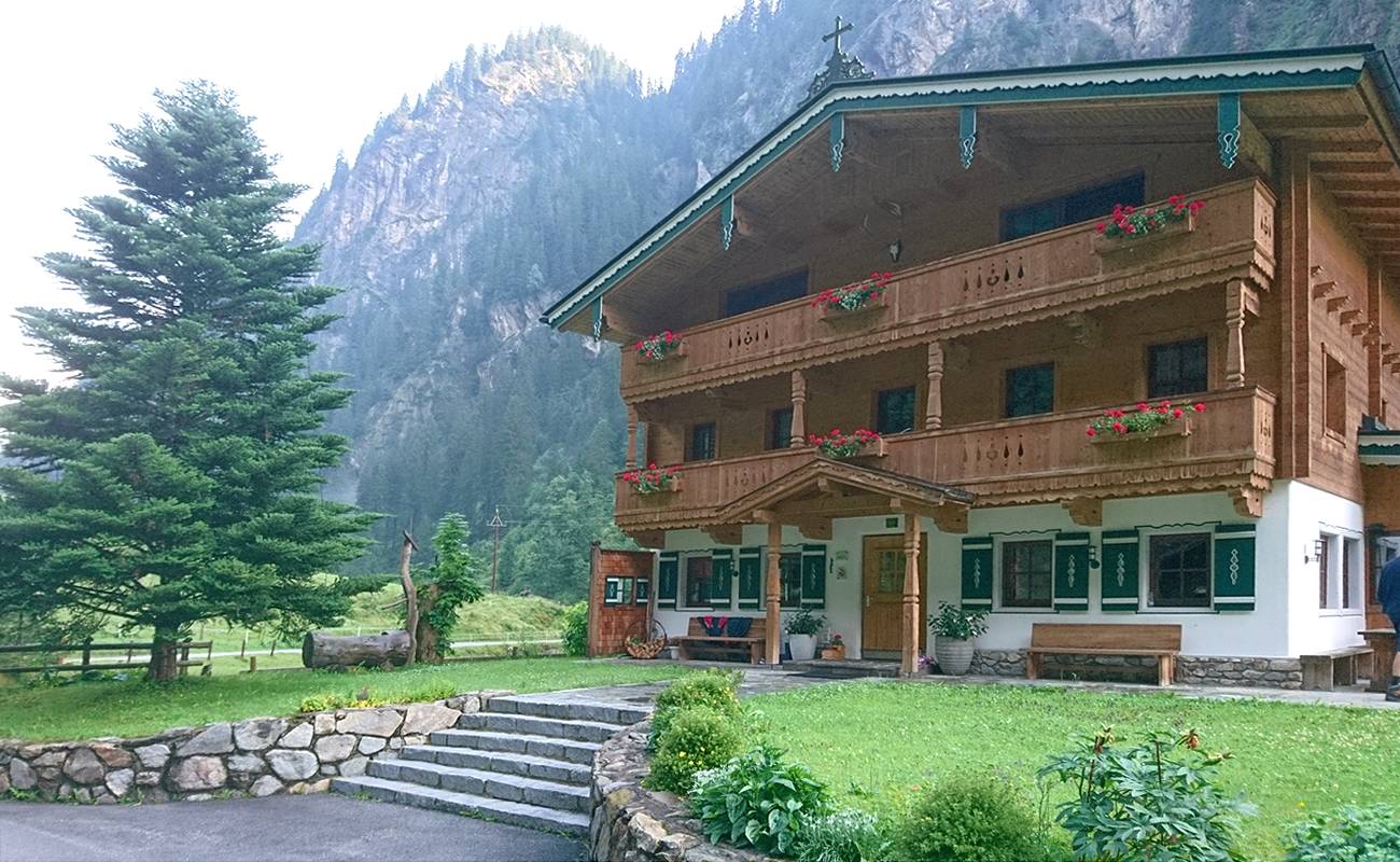 Das Alpenhaus Lacknerbrunn ist ein ehemaliges Gasthaus
