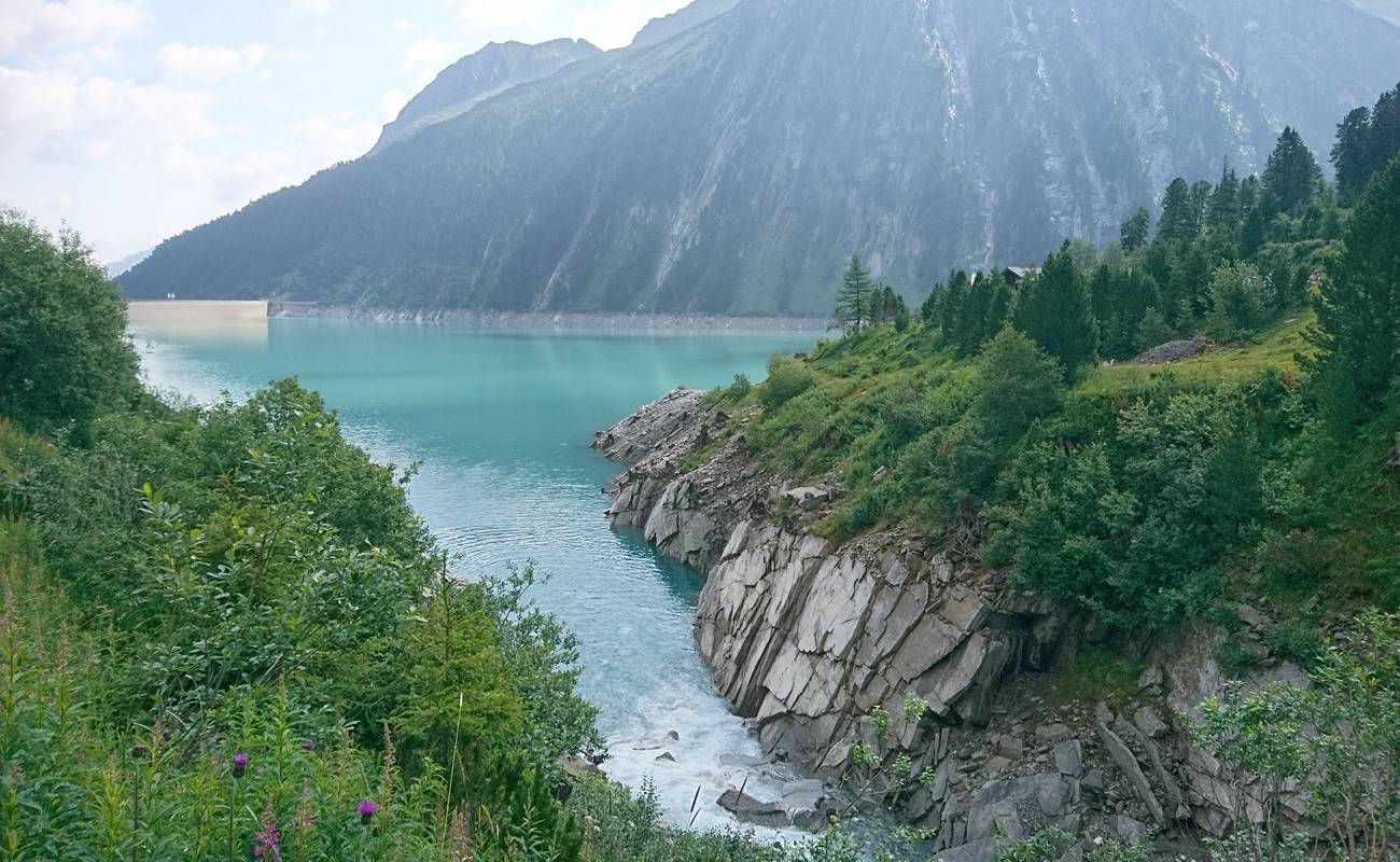 Der Stausee zeigt seine türkisfarbene Wasseroberfläche