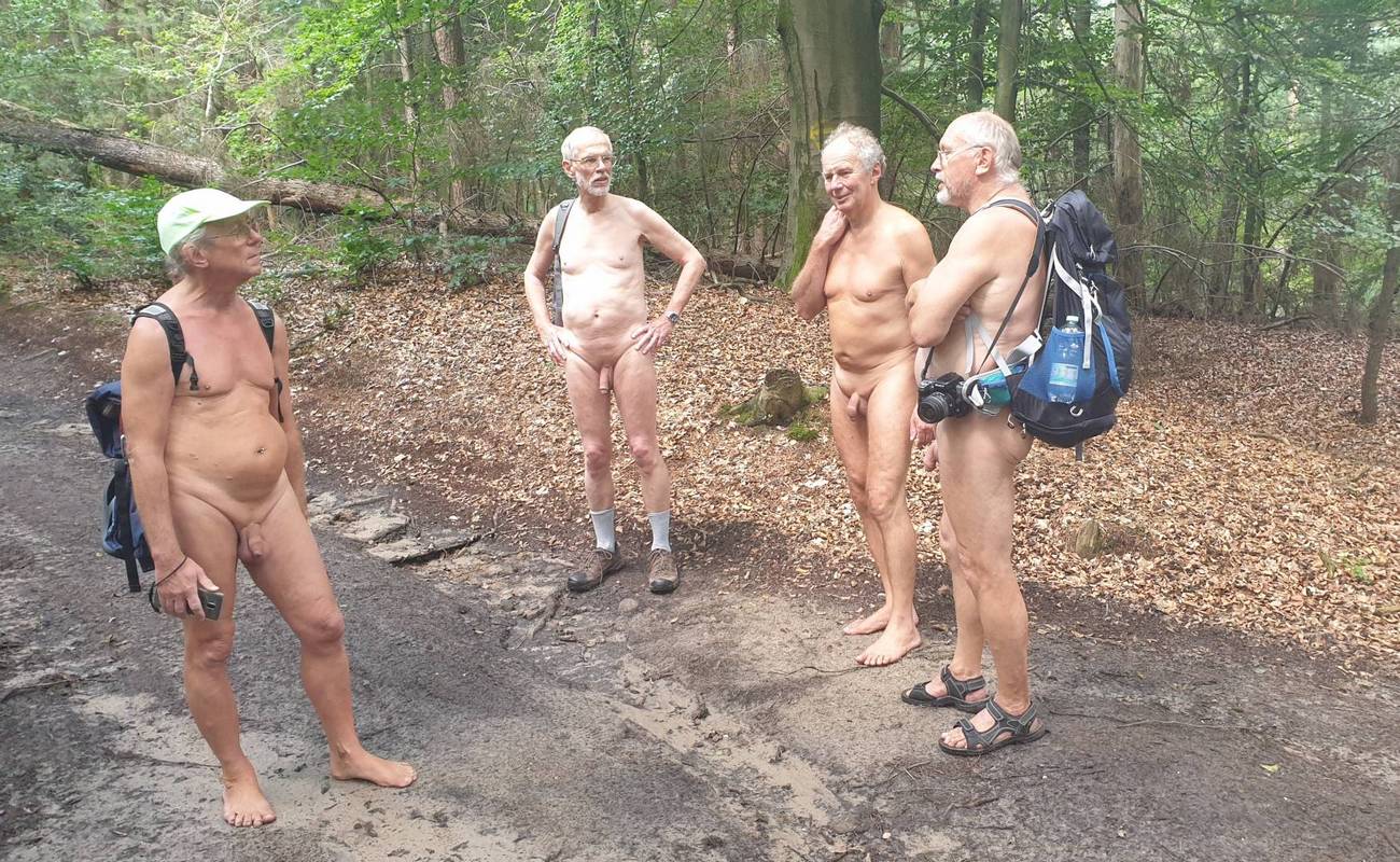 Während die langsameren Wanderer nachkommen, hält die flinke Spitzengruppe einen kleinen Pausenplausch.