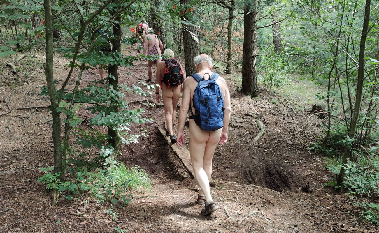 Passend zum letzten Tag der Olympia-Wettkämpfe 2021 in Tokyo trainieren die nackten Wanderer auf dem »Vogelbeeren-Pfad« schon 'mal für ihre Disziplin »Balancieren auf dem Schwebebalken«.