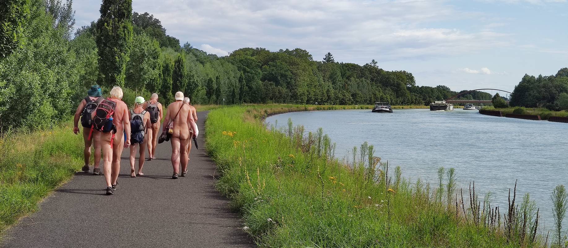 Der letzte Kilometer der Wanderung führte entlang des Kanals zurück zum Parkplatz am »Botanischen Garten Loismann«, dessen exotische Exponate den Wissensdurst und Lerneifer der nackten Wanderer weckte.