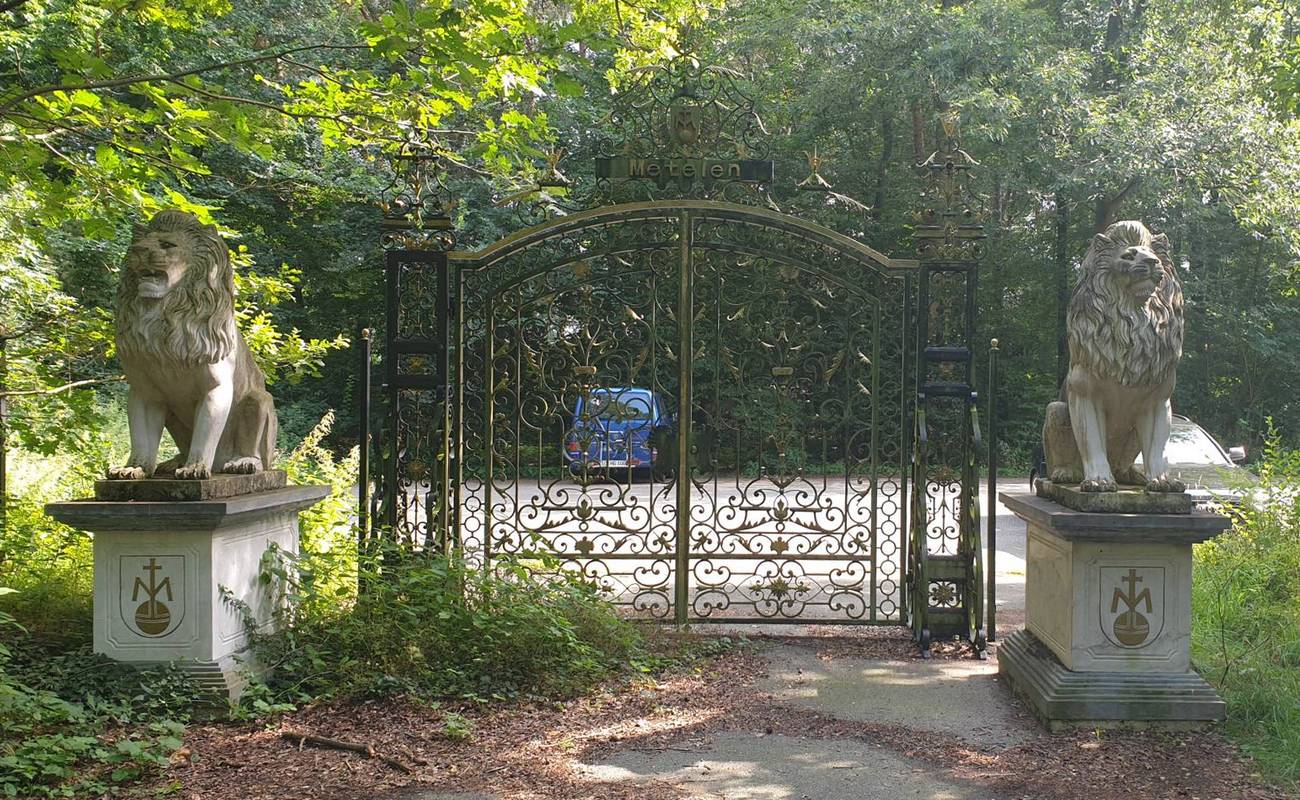 Schmiedeeisernes Tor zum alten Vogelpark in Metelen