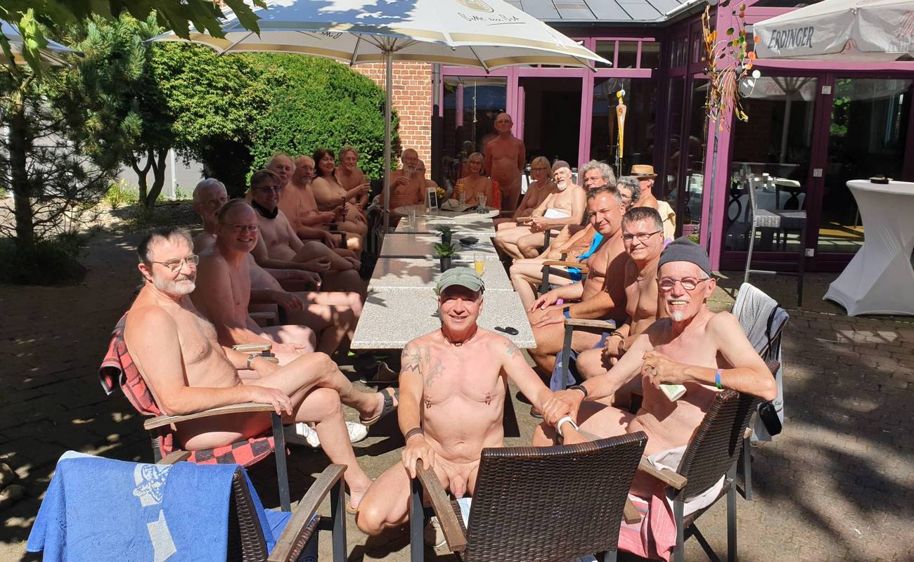 Alle um den Tisch versammelt <i>Foto: Rainer</i>