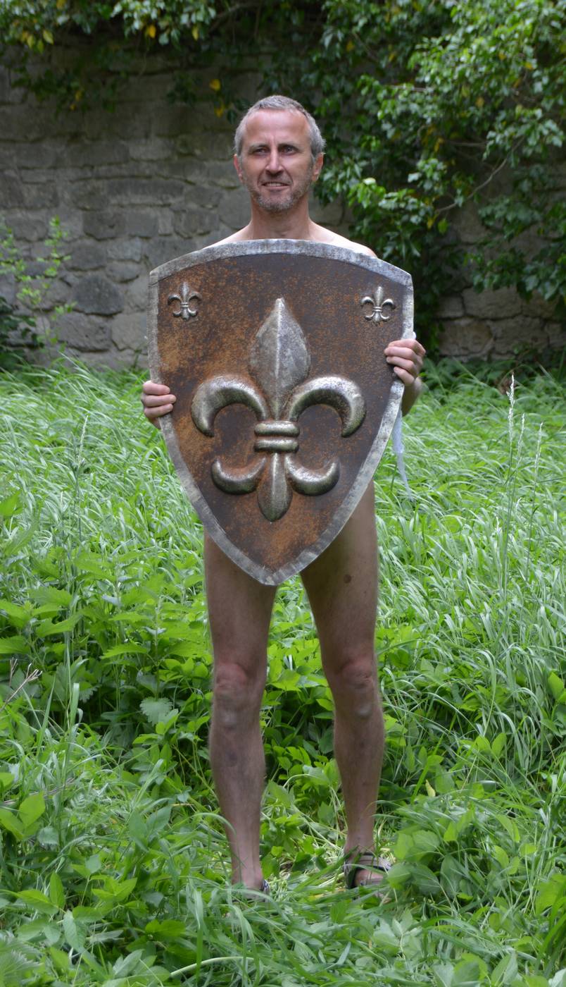 Bild 4 von 5: So ein Schild bringt ein ordentliches Gewicht auf die Waage - und musste neben Rüstung, Helm und Schwert im Kampf getragen werden