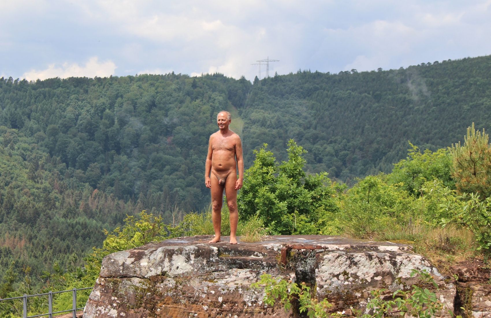 Heute erklettern die Wanderer den Basisfelsen der Burg Falkestein. In ein paar hundert Jahren bewundern unsere Nachfahren die bröckelnden Stahlbeton-Blöcke, die heute unsere Strommasten tragen: »Was die damals so konnten...«