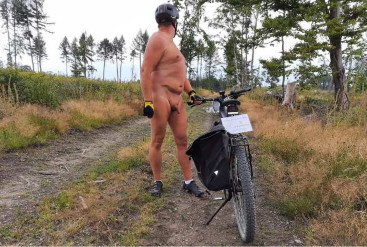 3/4 Ein Biker und sein Mountain-Bike