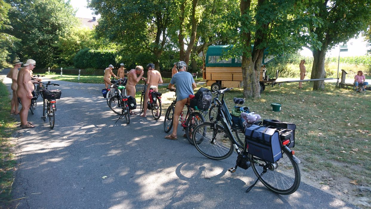 Erst-Radeltour 1/15 Unsere Probleme mit der Navigation erschienen harmlos gegenüber dem Zugpferd-Ausfall am Kutschwagen