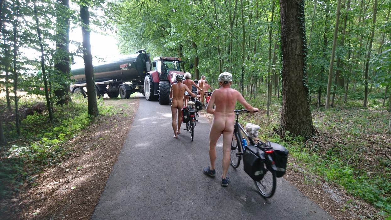 Triathlon 11/15 Nein, das ist keine Gegendemo - nur eine stockende Kurvenfahrt