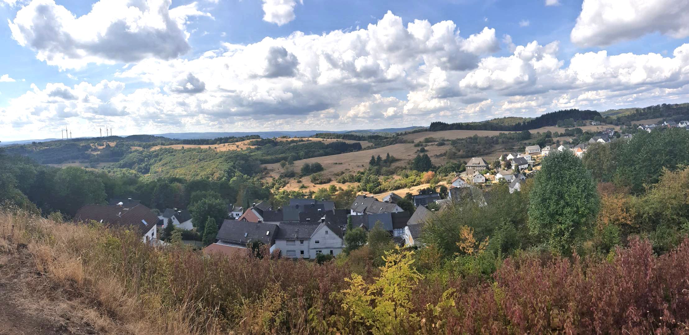 Lahn-Dill 5/8 Vom Tringensteiner Schlossberg hat man einen weiten Panoramablick ins Land - eine Top-Lage für eine mittelalterliche Burg