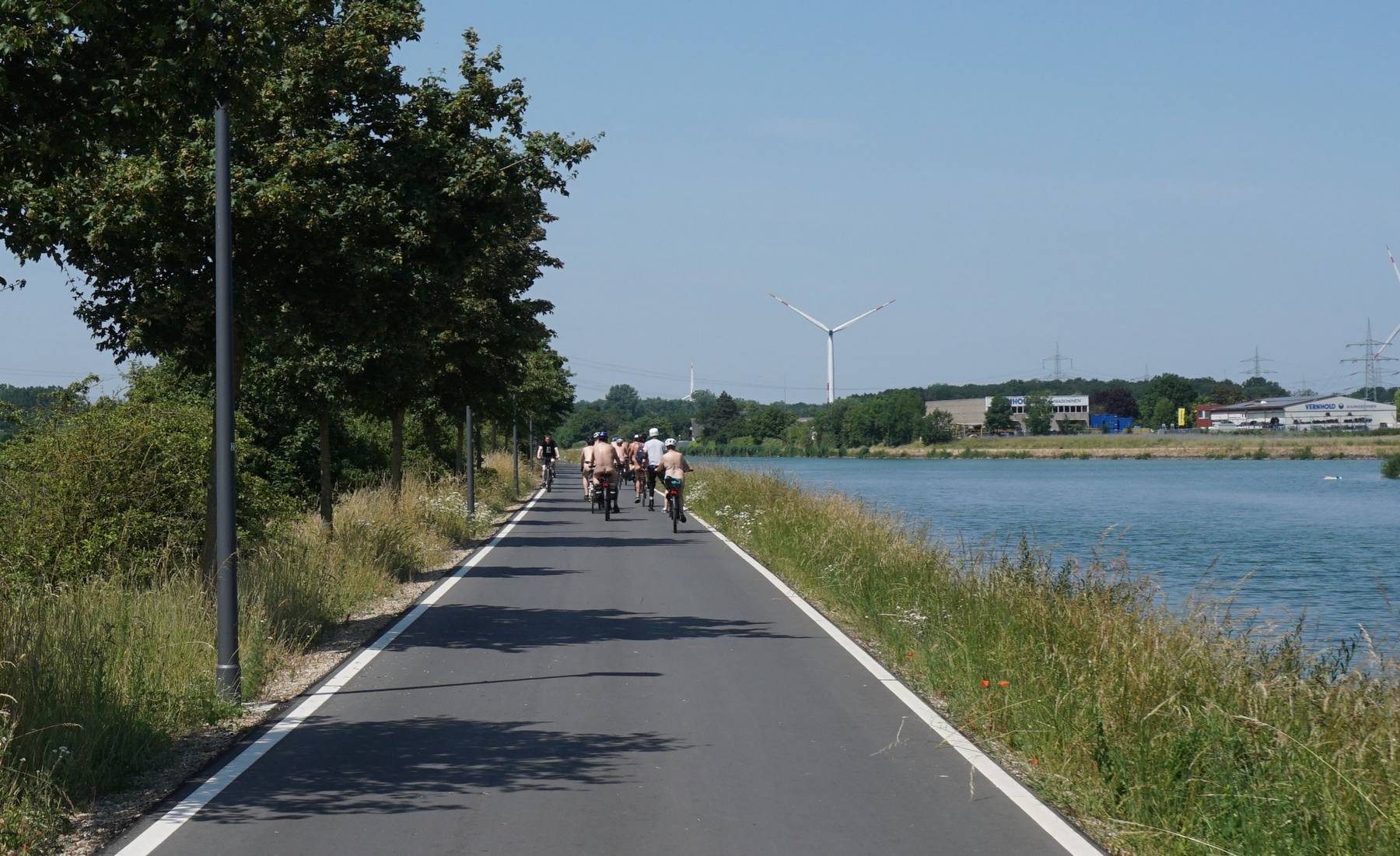4(14) Man begegnet sich auf dem Komfort-Radweg am Kanal