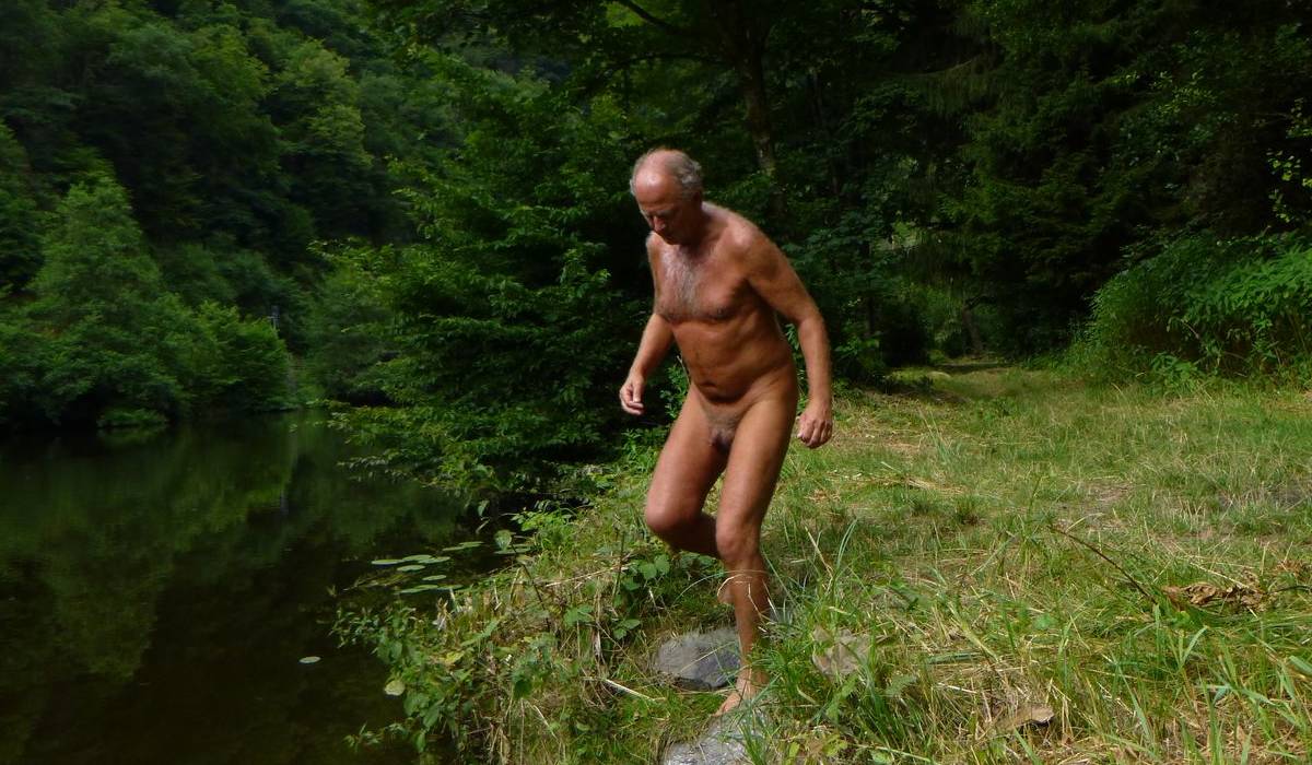 1/12 Es ist Sommer und warm, da erfrischt ein Bad in der Lahn richtig!