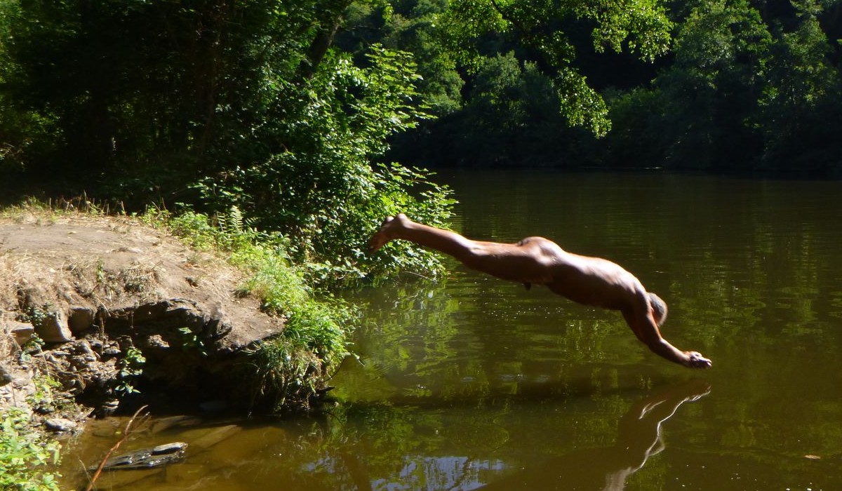 6/12 Eher flach springen, so tief ist das Wasser nicht.