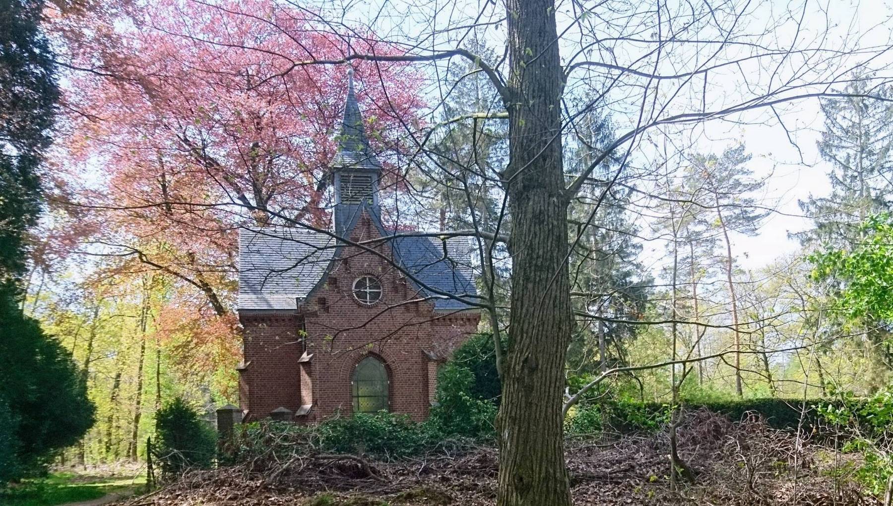 Meinweg 4(14) Die Kapelle steht am Rand eines alten Friedhofs.