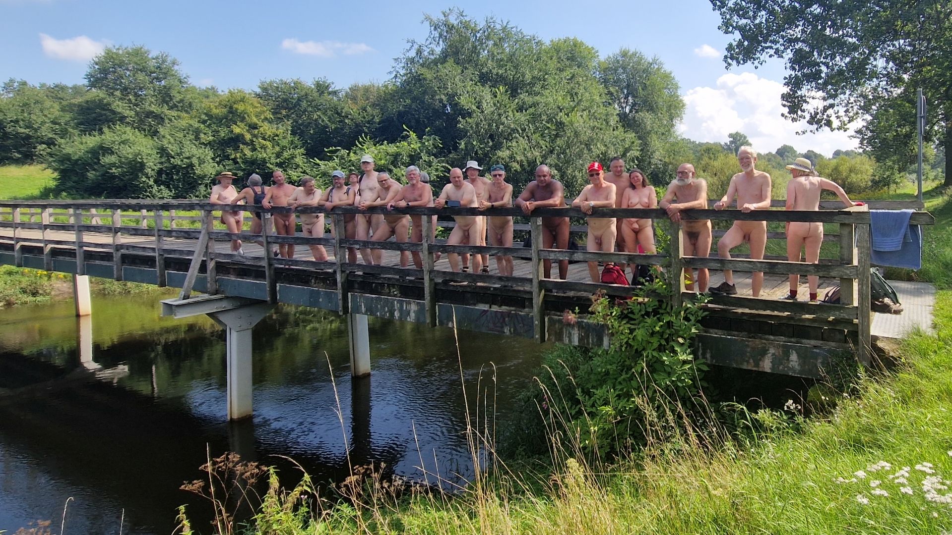 Brücken bauen (So 1/8)<br>
<i>Hinweis: Solche Fotos werden angekündigt, und jeder kann entscheiden, ob er/sie mit auf das Foto möchte oder nicht.</i>
