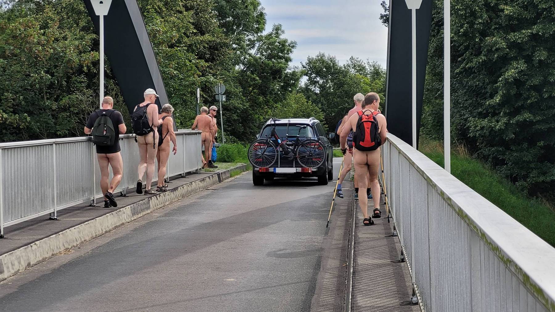Eine schmale Brücke führt über den Kanal (Mo 1|6)