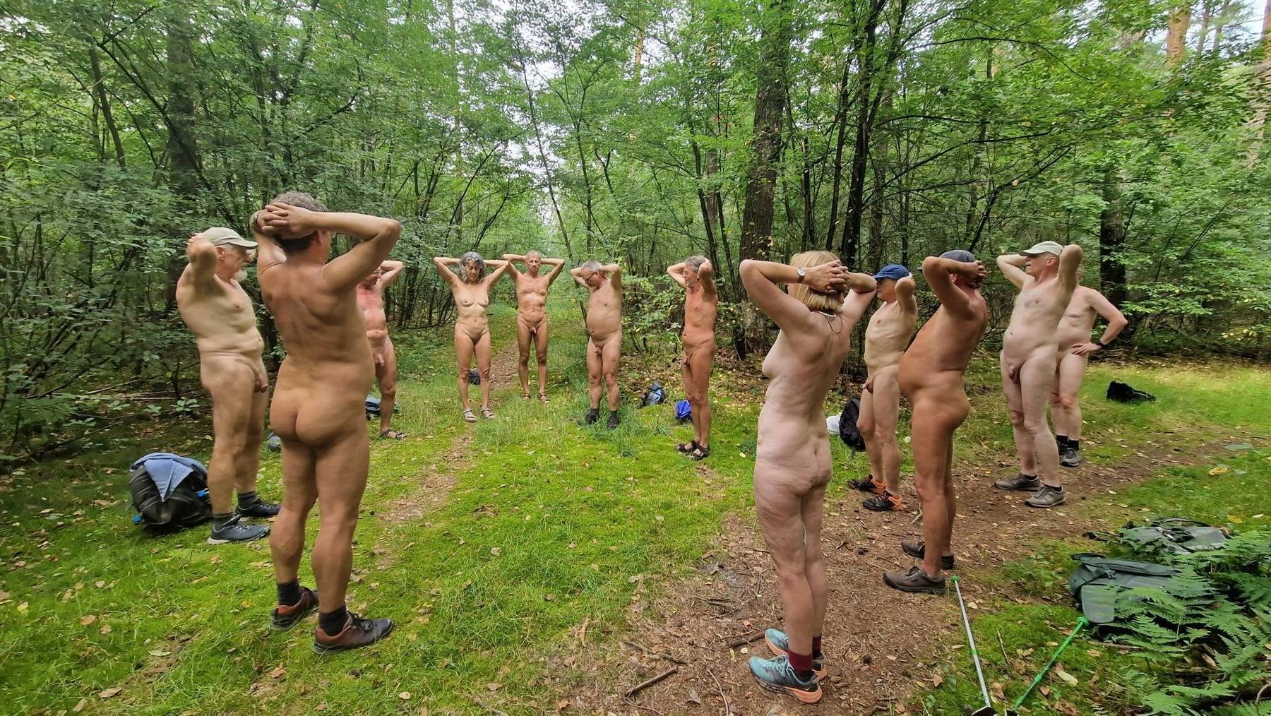 Gymnastik im Walde während einer Wanderpause (Do 7|8)