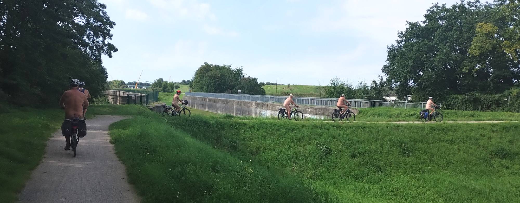 Die Radeltour führte uns auch zum Emsradweg, wo der Dortmund-Ems-Kanal die Ems überquert. (1|16)