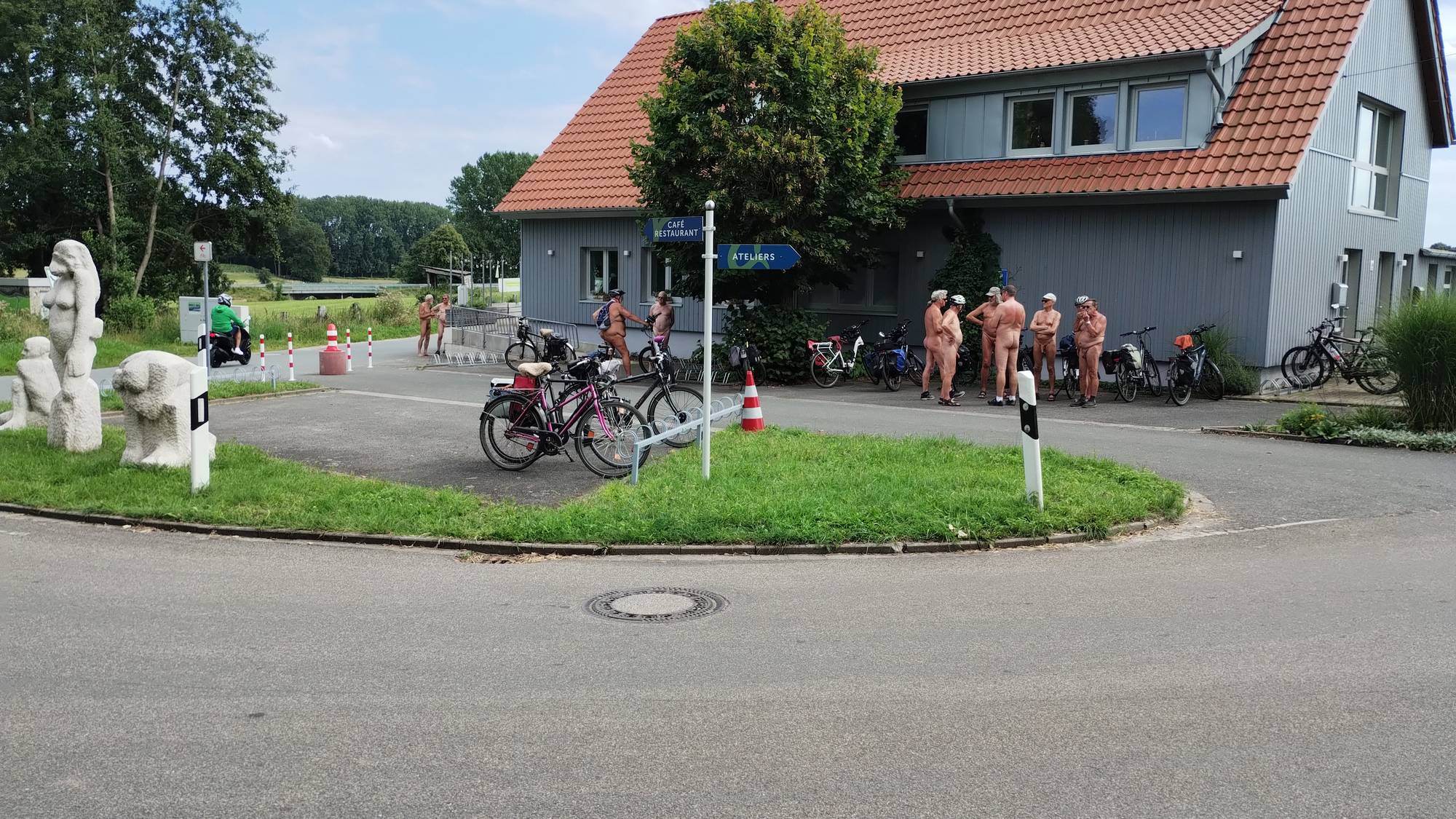 Ein Künstler hat aus seinem Atelier ein paar Skulpturen an den Straßenrand gestellt. Hier lässt sich gut Pause machen. (5|16)