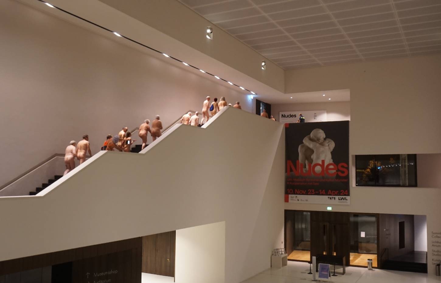 Die Garderobe war im ersten Stock, der Aufstieg zur Ausstellung erfolgte bereits von Kleidern befreit 1(8)