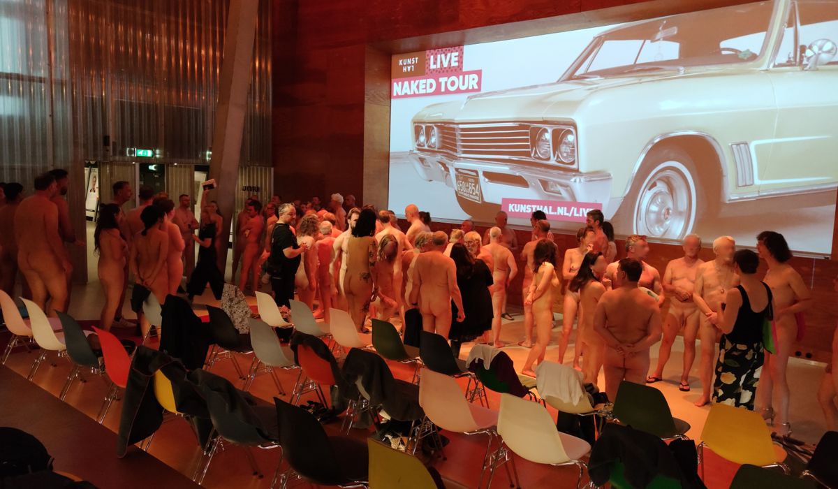 1(9): Nach der Begrüßung im Vortragssaal der Kunsthalle fanden sich die Besucher in 5 Gruppen zu Führungen zusammen.