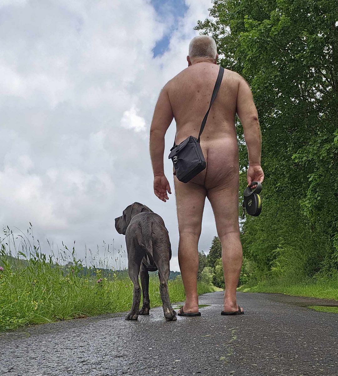 World Naturist Day: Spaziergang mit Hund