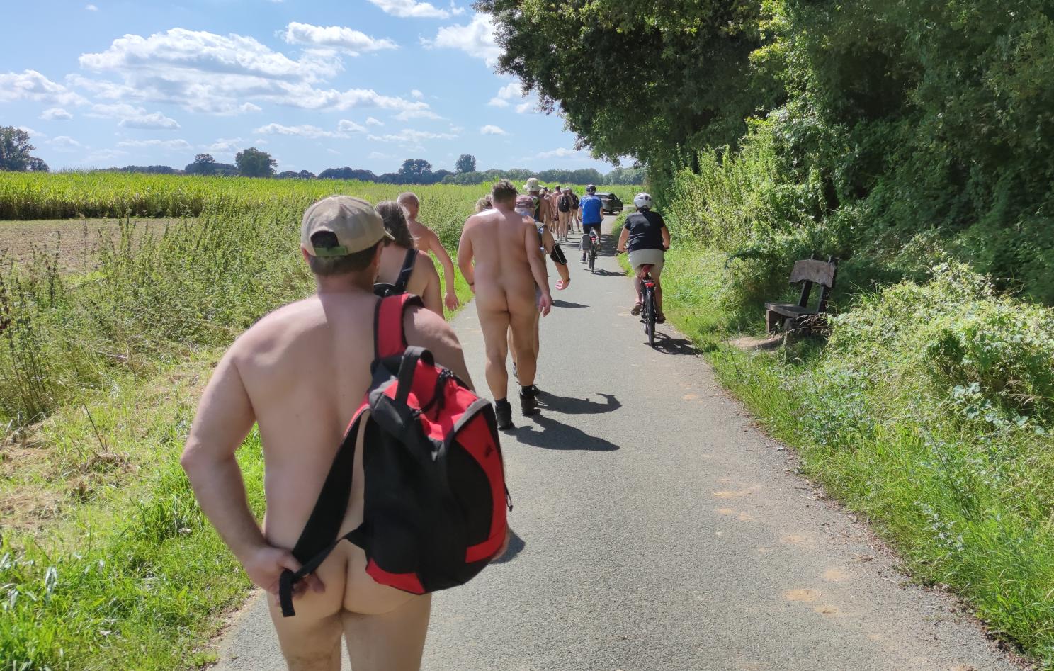 5(9) Radfahrer sind schneller als Wanderer - sie überholten uns zahlreich