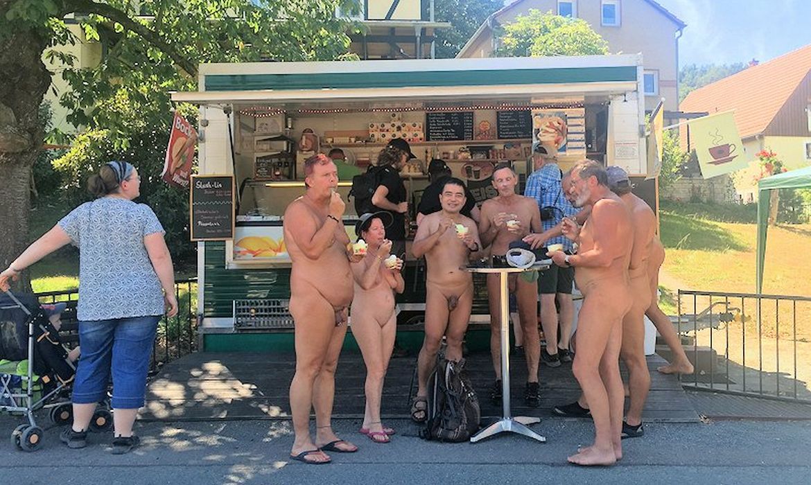 2/22 Nackt Eis essen in Rathen 2018
