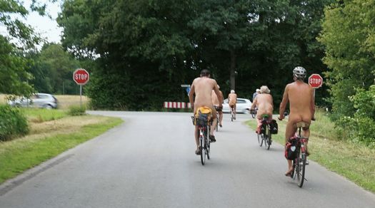 Warten am Stopschild