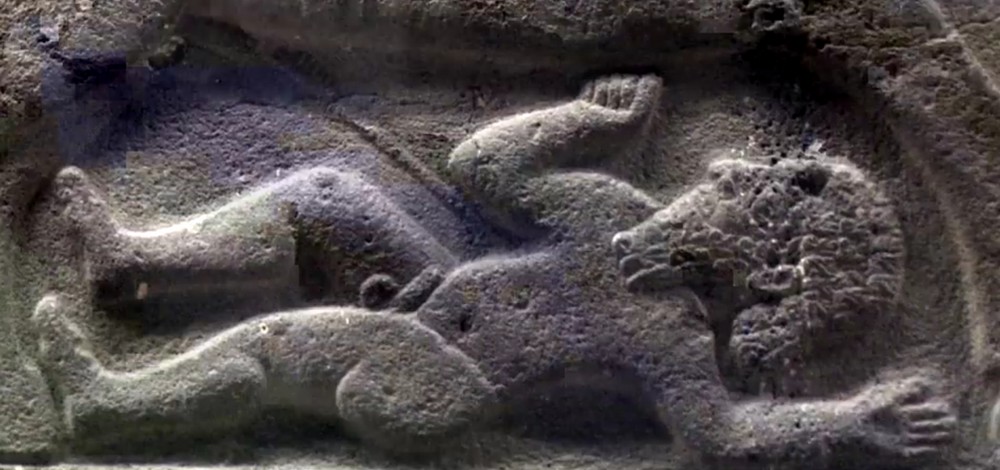 Ein gefallener Soldat liegt am Boden. Die Sitte, getötete Feinde nackt auf dem Schlachtfeld liegen zu lassen, war weit verbreitet, und hat sich bis in die griechische Zeit (Kampf um Troja) gehalten. Stele aus Uruk (Ausschnitt). Ein gefallener Soldat liegt am Boden. Die Sitte, getötete Feinde nackt auf dem Schlachtfeld liegen zu lassen, war weit verbreitet, und hat sich bis in die griechische Zeit (Kampf um Troja) gehalten. Stele aus Uruk (Ausschnitt).