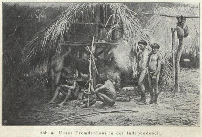 In der indigenen Dorfgemeinschaft bekam der Forschungsreisende Karl von den Steinen ein Fremdenhaus zur Verfügung gestellt. Zwei der Männer tragen eine Hüftschnur, einer hockt auf dem Boden, ein anderer sitzt auf dem Boden. <!-- START: ConditionalContent -->In der indigenen Dorfgemeinschaft bekam der Forschungsreisende Karl von den Steinen ein Fremdenhaus zur Verfügung gestellt. <!-- END: ConditionalContent -->Zwei der Männer tragen eine Hüftschnur, einer hockt auf dem Boden, ein anderer sitzt auf dem Boden.