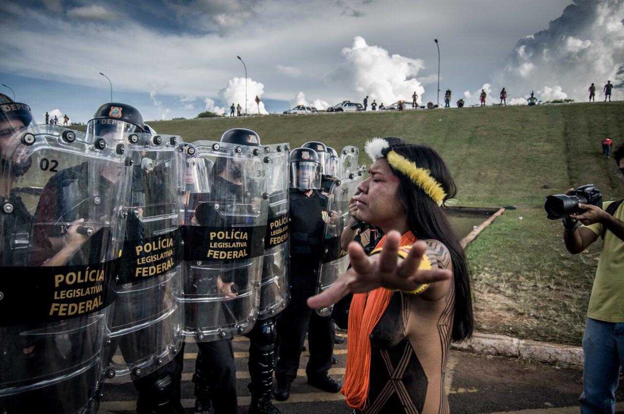 Anna Terra Yawalapiti, indigene Anführerin des Xingu, fordert ein Ende der Polizeirepression. Foto: Matheus Alves. Lizenz: Creative Commons Anna Terra Yawalapiti, indigene Anführerin des Xingu, fordert ein Ende der Polizeirepression. Foto: Matheus Alves. Lizenz: Creative Commons