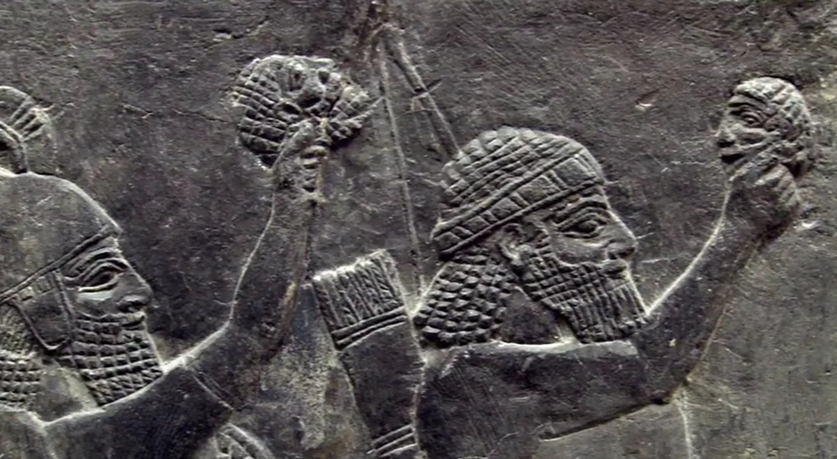 Auch sonst herrschten raue Sitten, so wurden die abgeschlagenen Köpfe getöteter Gegner als Trophäen in die Höhe gehalten. Stele aus Uruk (Ausschnitt). Auch sonst herrschten raue Sitten, so wurden die abgeschlagenen Köpfe getöteter Gegner als Trophäen in die Höhe gehalten. Stele aus Uruk (Ausschnitt).