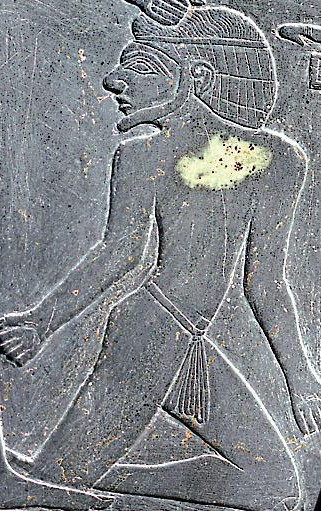 Altes Reich, 1. Dynastie, Detail 1 der Narmer-Plakette: Mann mit Hüftschnur und Penis-Futteral Altes Reich, 1. Dynastie, Detail 1 der Narmer-Plakette: Mann mit Hüftschnur und Penis-Futteral