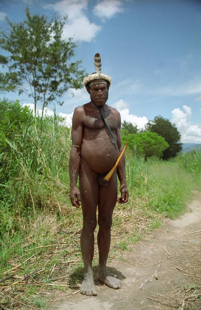 Ein Dani-Mann aus dem Baliem-Tal mit Koteka (Neu-Guinea). Photo: Frank J. Schmidt, durch wikimedia commons Ein Dani-Mann aus dem Baliem-Tal mit Koteka (Neu-Guinea). Photo: Frank J. Schmidt, durch wikimedia commons