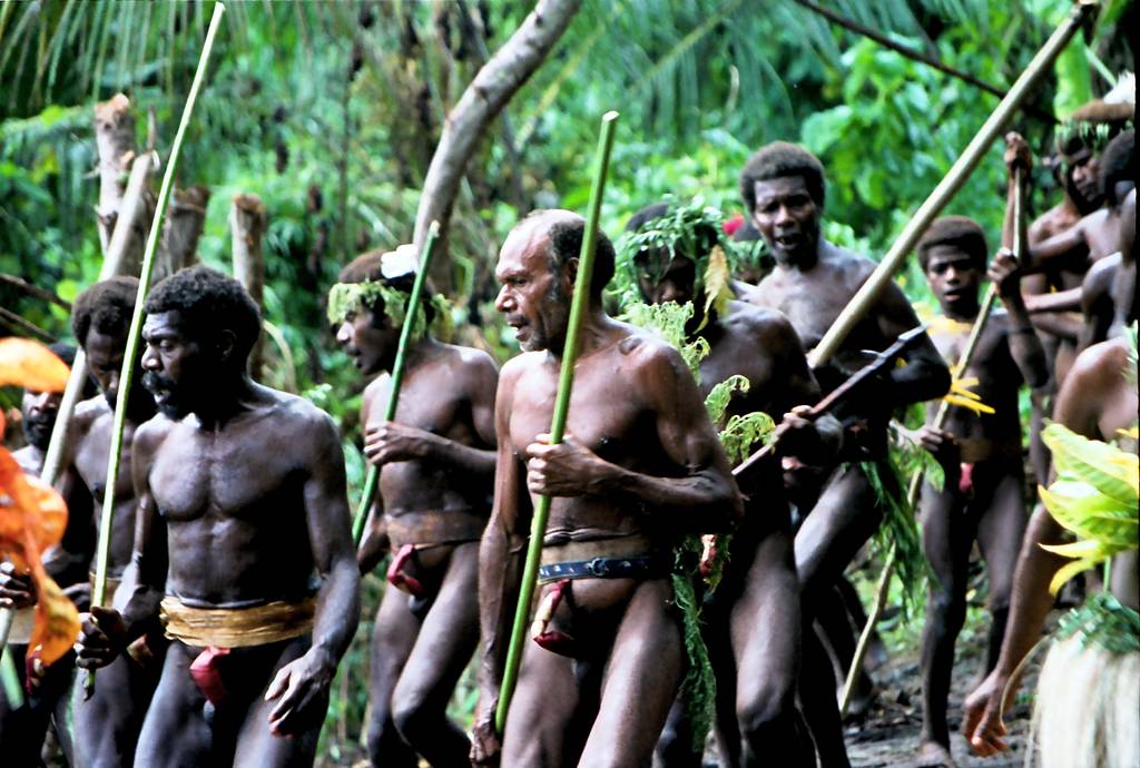 Namba-Träger auf der Pfingst-Insel (Vanuatu). Photo: Paul Stein, durch wikimedia commons Namba-Träger auf der Pfingst-Insel (Vanuatu). Photo: Paul Stein, durch wikimedia commons