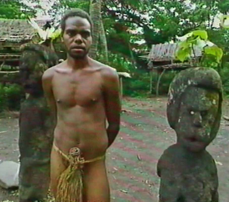 Junger Mann im Dorf mit »Namba«. Bei Männern wächst sie nicht mit. Quelle: Usenet Junger Mann im Dorf mit »Namba«. Bei Männern wächst sie nicht mit. Quelle: Usenet