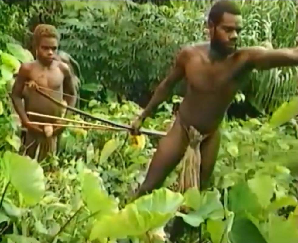 Junge Männer im Walde. Jagdwaffe ist Pfeil und Bogen. Quelle: Usenet Junge Männer im Walde. Jagdwaffe ist Pfeil und Bogen. Quelle: Usenet