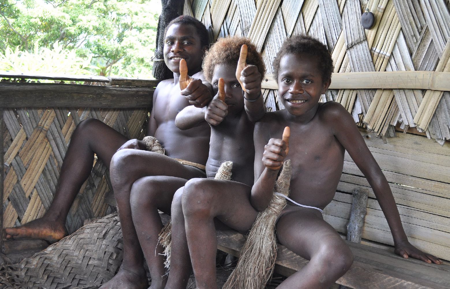 Drei Jungs mit Daumen hoch. Foto: Yblieb. Creative Commons via wikimedia Drei Jungs mit Daumen hoch. Foto: Yblieb. Creative Commons via wikimedia