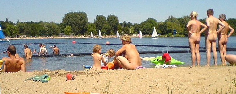 FKK am Unterbacher See - nur eine Hecke trennt Textil- und FKK-Bereich. Foto: Thryduulf, Creative Commons FKK am Unterbacher See - nur eine Hecke trennt Textil- und FKK-Bereich. Foto: Thryduulf, Creative Commons