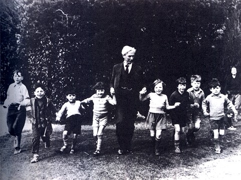 Betrand Russell mit Schulkindern in der Beacon Hill School. Public Domain Betrand Russell mit Schulkindern in der Beacon Hill School. Public Domain