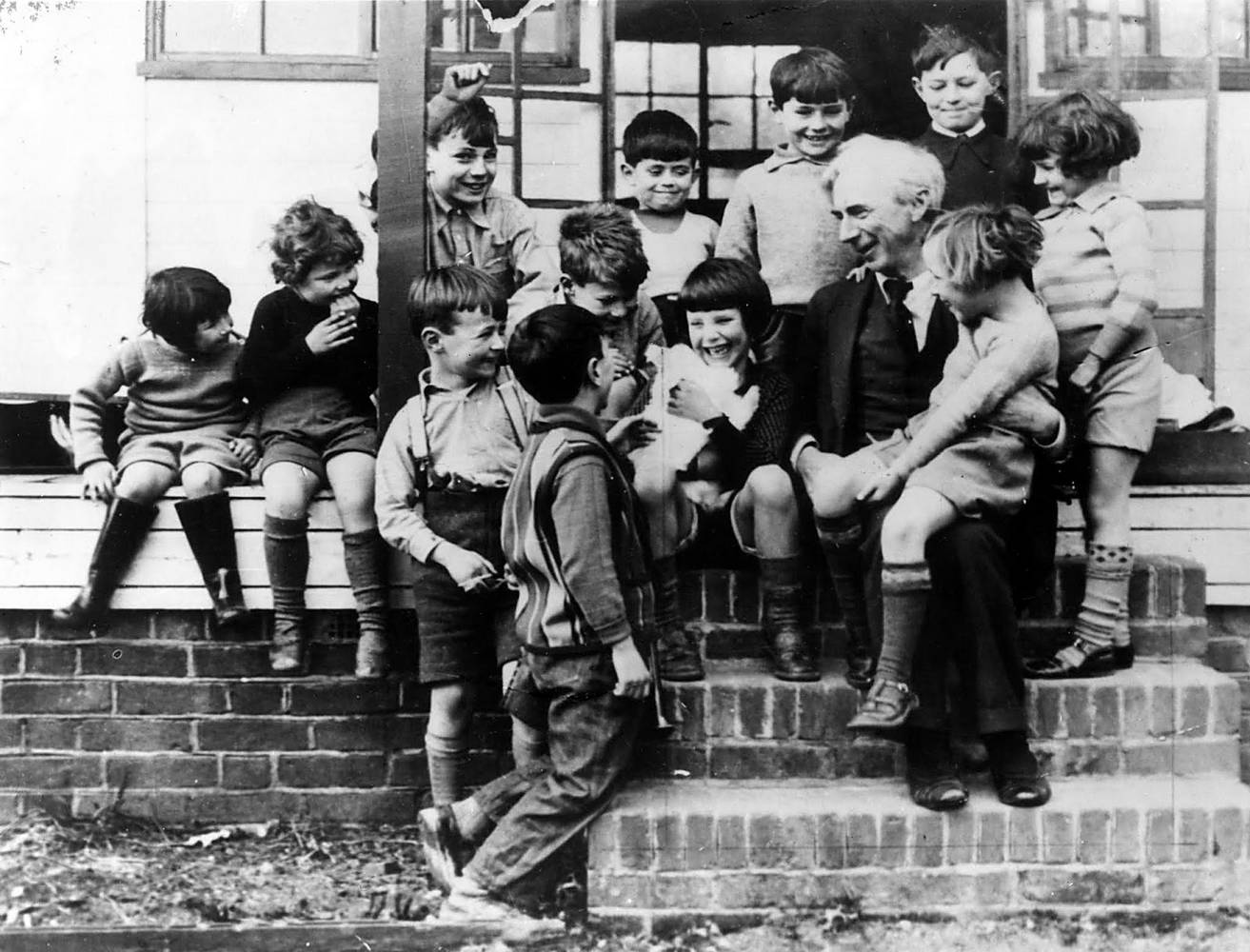 Betrand Russell mit Schulkindern in der Beacon Hill School. Public Domain Betrand Russell mit Schulkindern in der Beacon Hill School. Public Domain